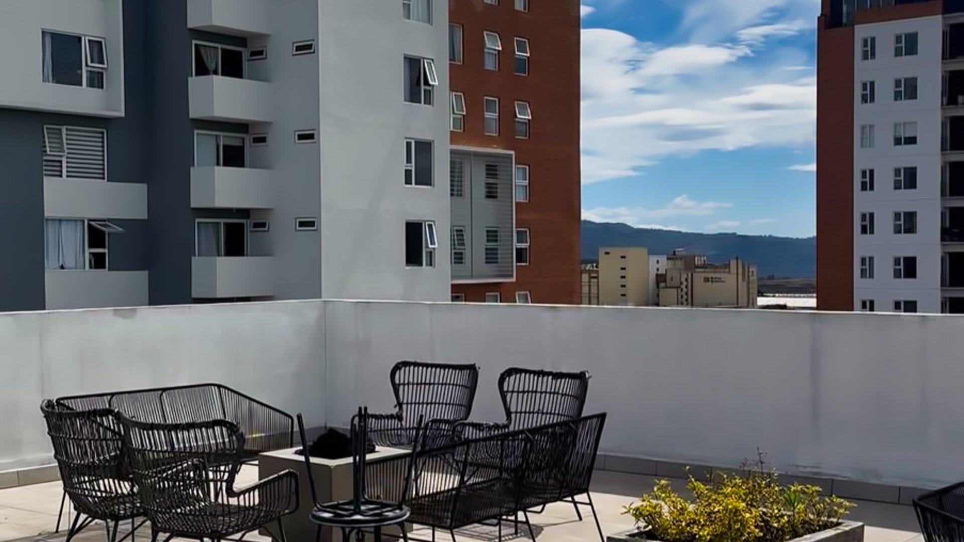 Apartamento nuevo con patio en primer nivel Edificio Santeli, Zona12 - Miniatura 9