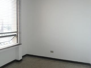 Alquilo Oficina con 60.00m2 en Zona 13 - 4