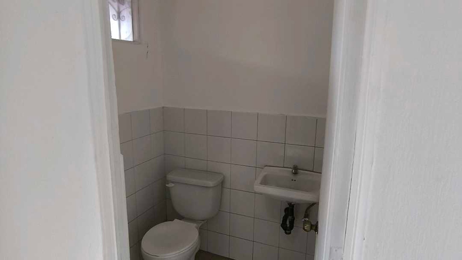 Alquilo Local Comercial en Plaza Utatlan Zona 7 - Miniatura 10