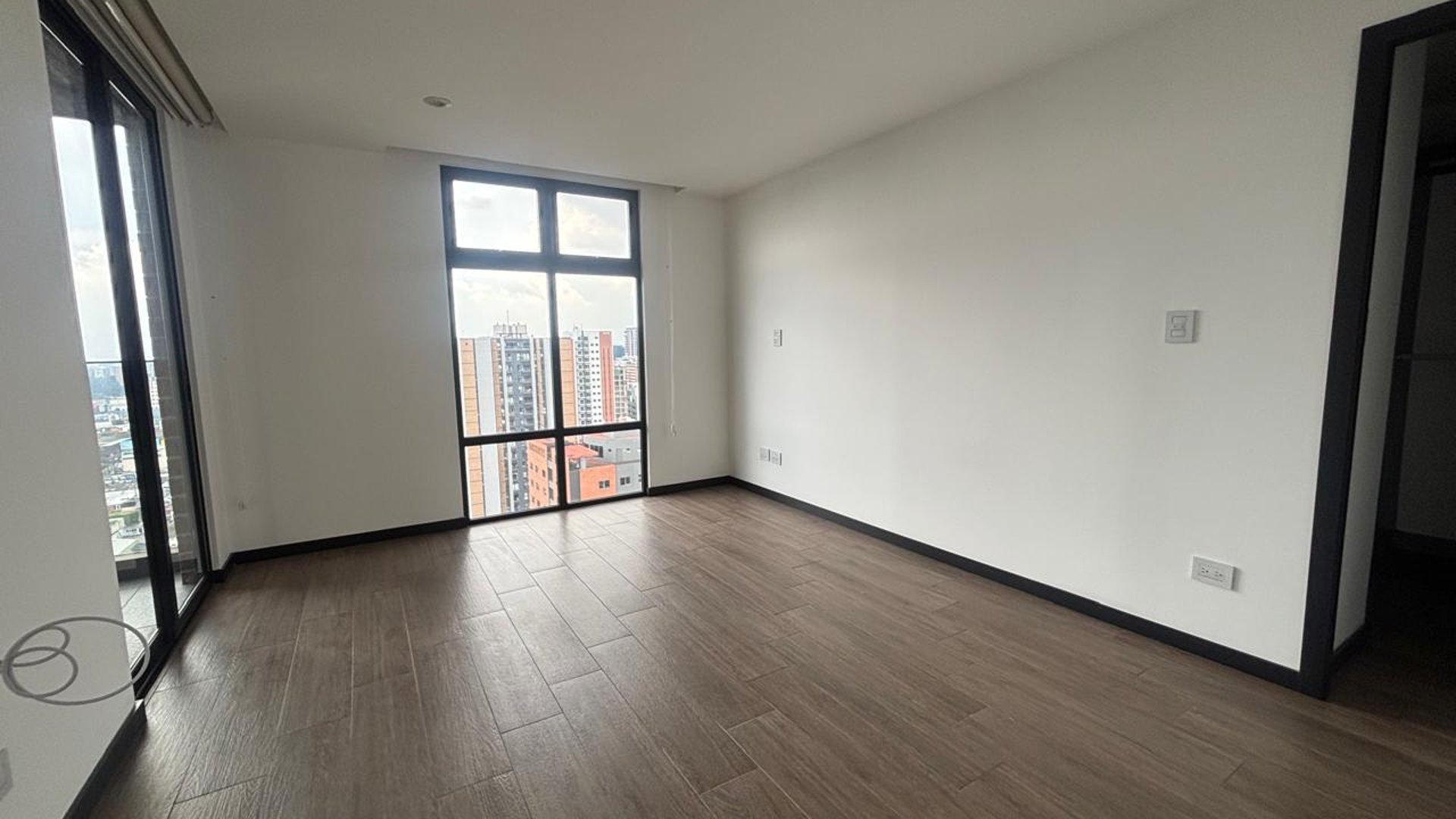 Apartamento en Alquiler Edificio IQ10, zona 10 - Miniatura 14