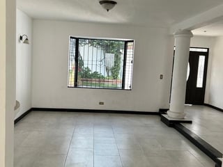Casa en renta frente a Plaza Varieta Boulevard Rafael Landivar - 5