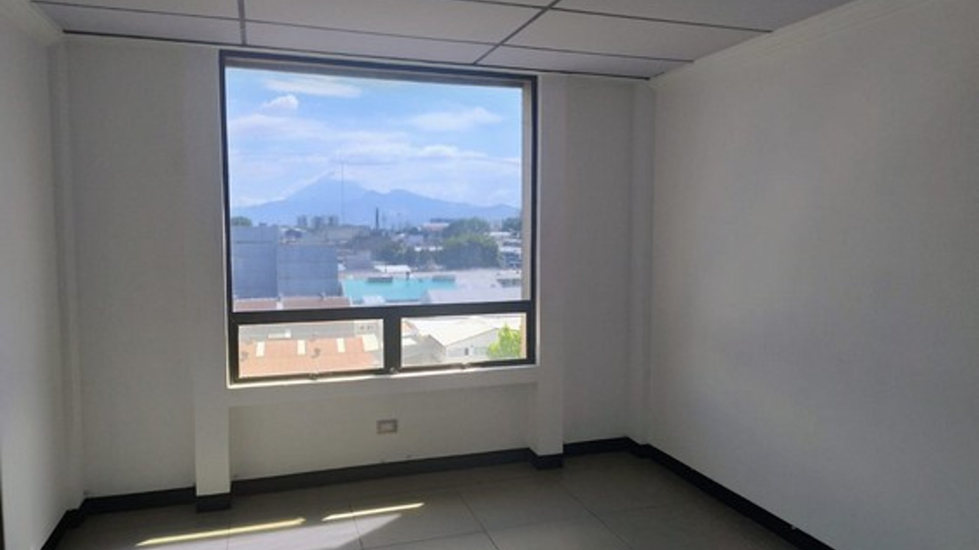 Zona 13 Alquilo Oficina 80 mt2 Blvd Liberacion - Miniatura 3