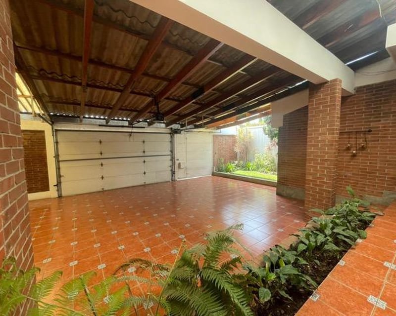 Casa de 1 Nivel en Renta, Colonia Monte María | 3 Hab y 4 Parqueos