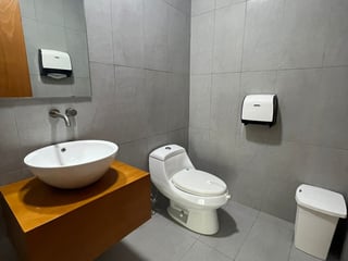 Alquilo Oficina con excelente ubicación en zona 10 - 4