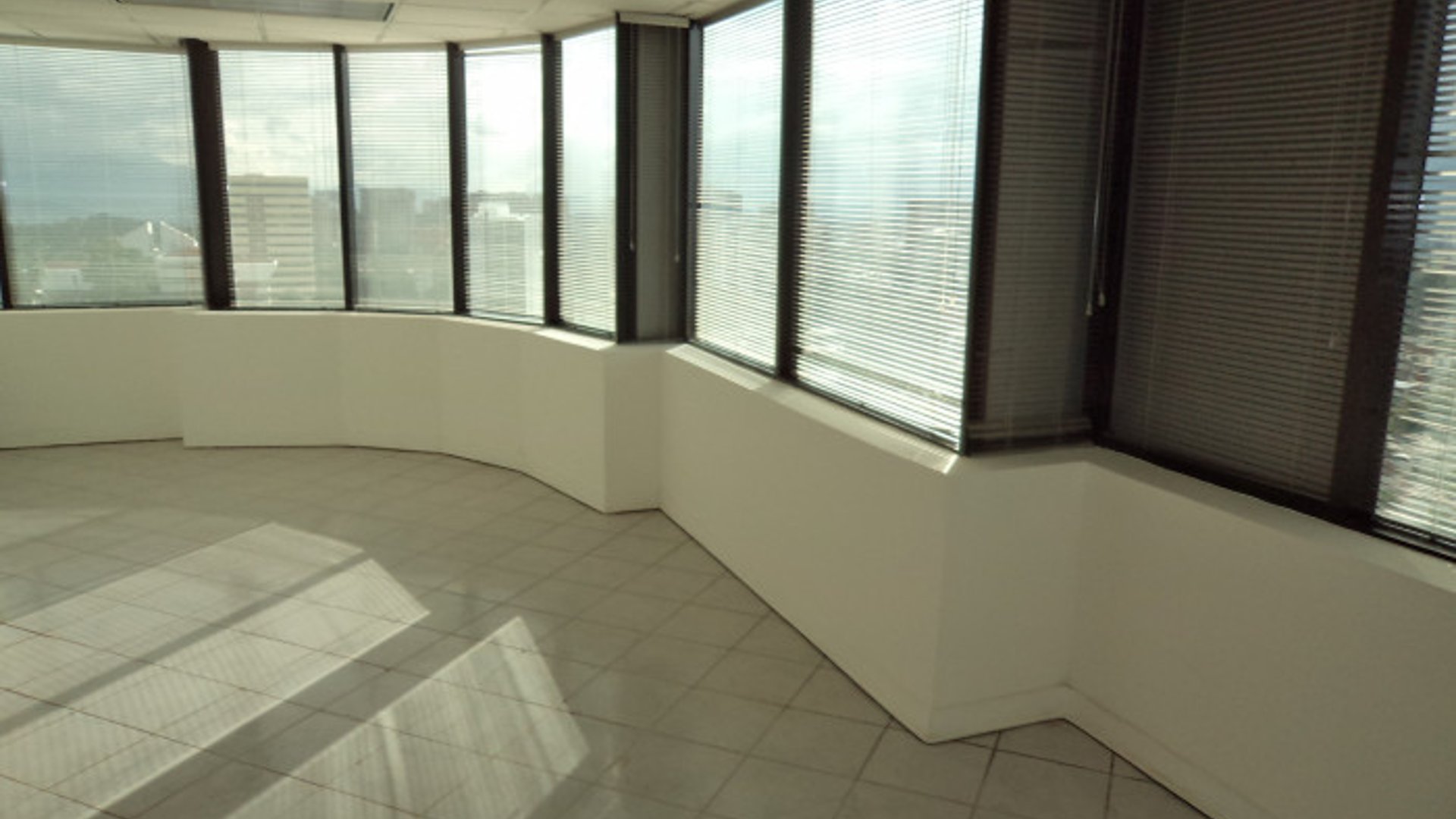 En Renta Oficina en Zona 14 Europlaza Guatemala - Miniatura 14