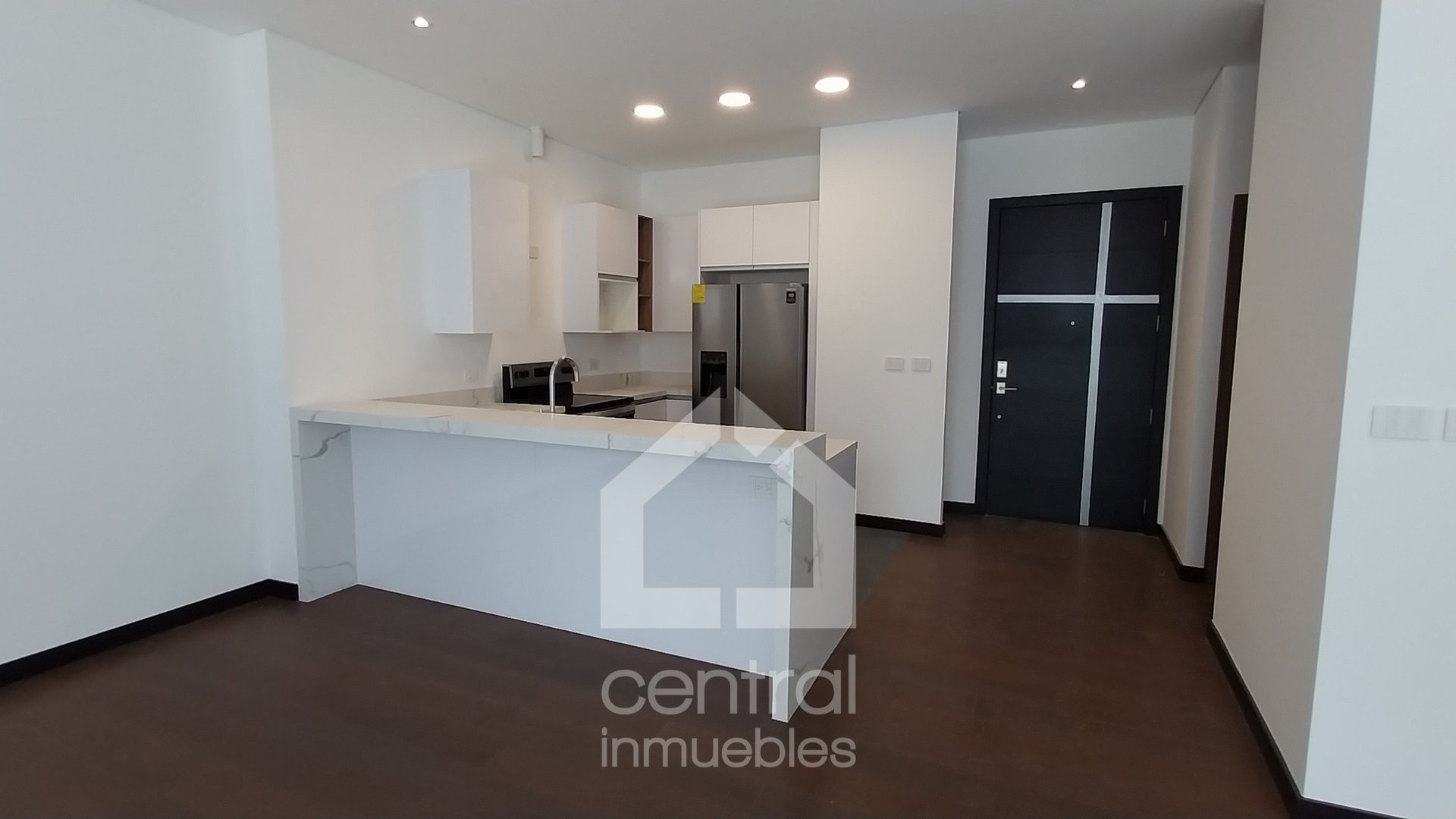 Lujoso Apartamento en Renta con jardín privado en Nogales Cayalá - Miniatura 3