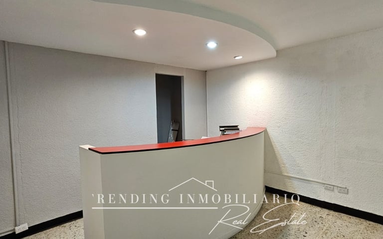 Oficina en renta Edificio Centro Empresarial Zona 10, 67.80 m² con parqueo incluido