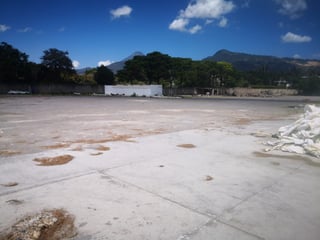 Se renta terreno 2 manzanas planas circuladas con portón amplio para transporte - 4