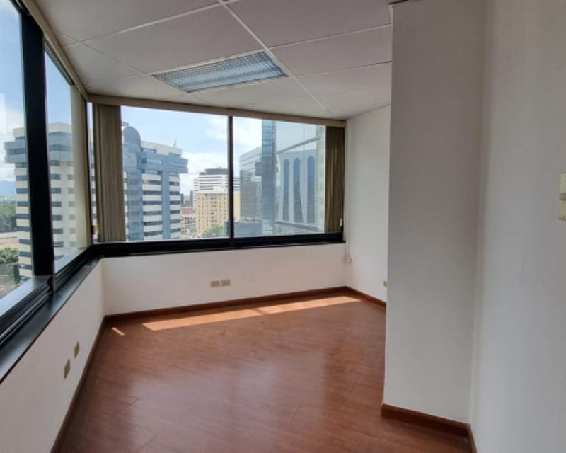 Oficina en renta Edificio de zona 10.
