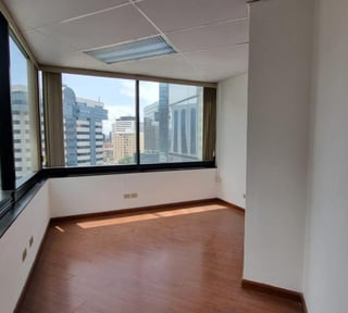 Oficina en renta Edificio de zona 10.