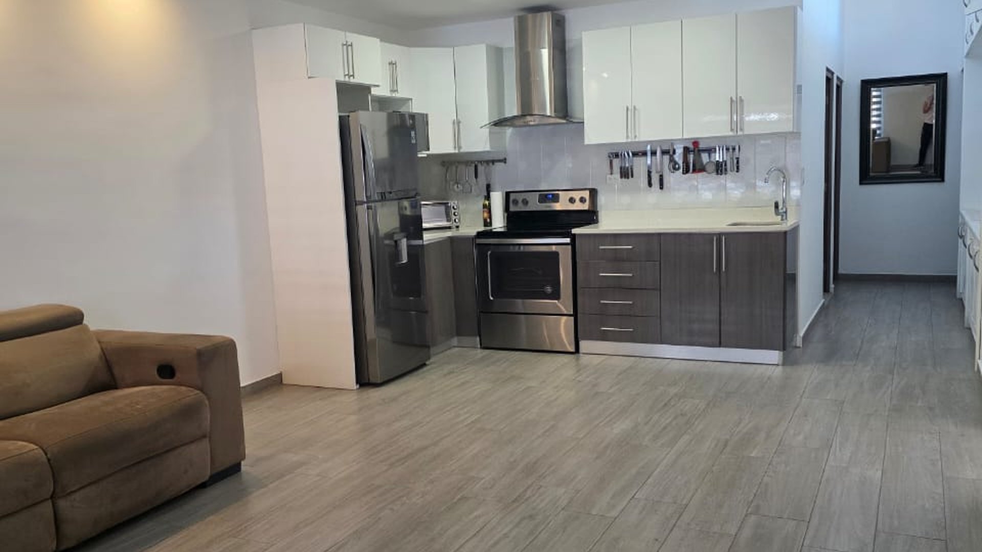 APARTAMENTO REMODELADO EN EL CENTRO DE ZONA 10 - Image 1