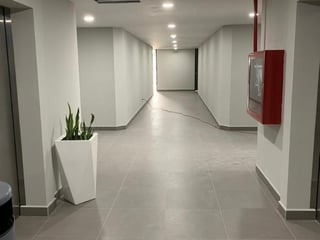 Oficina en renta en zona 7 sobre Calzada San Juan - Image 4