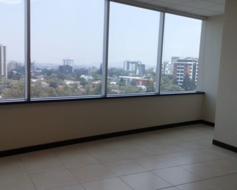 Amplia Oficina en Alquiler en Zona 10