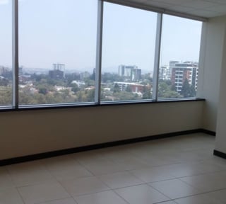 Amplia Oficina en Alquiler en Zona 10