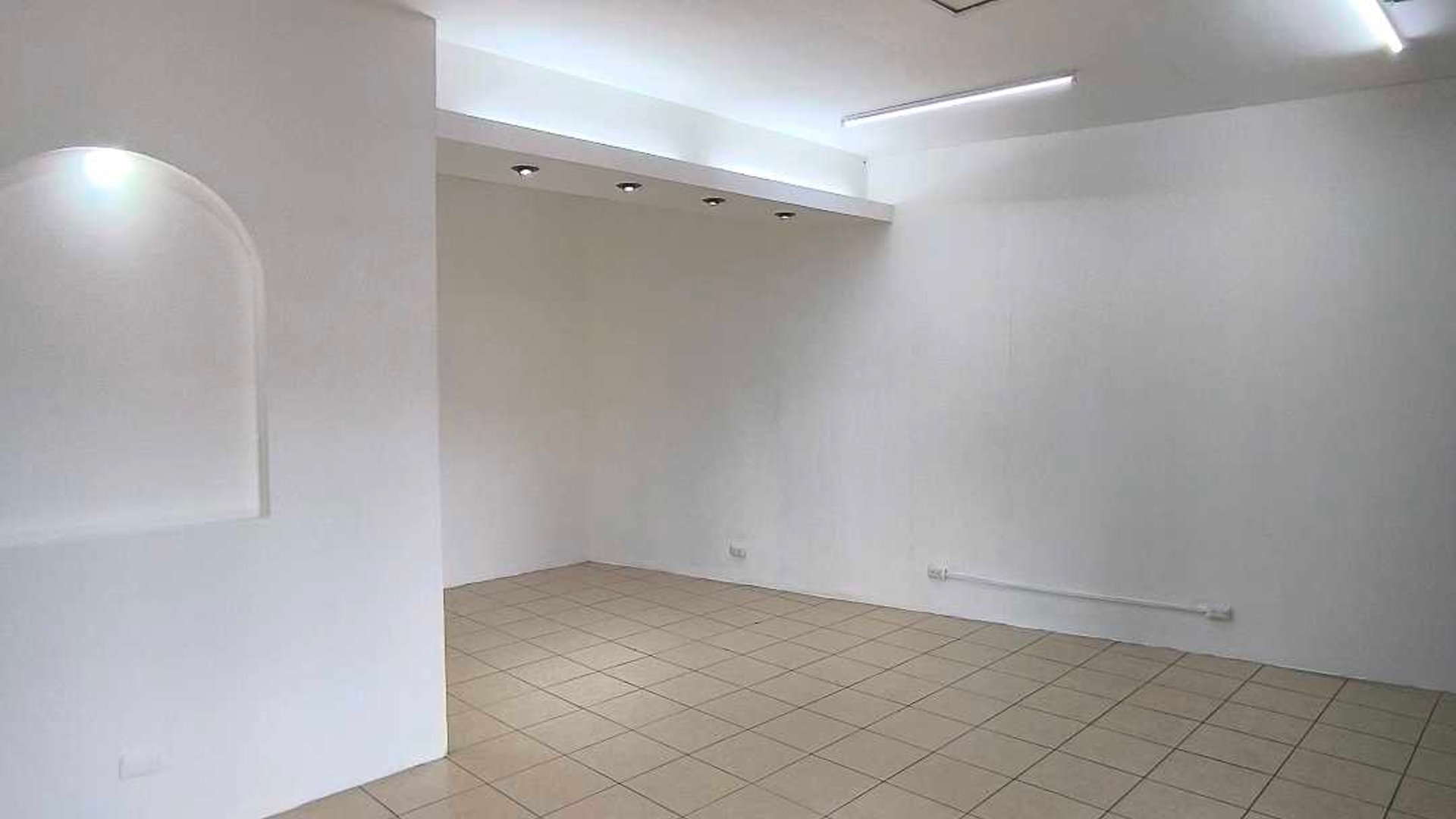 Alquilo Local Comercial en Plaza Utatlan Zona 7 - Miniatura 2