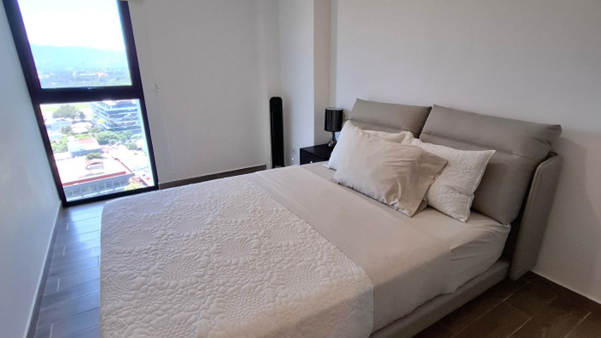 Apartamento Amueblado de 3 Habitaciones en Parque 14 - Miniatura 4