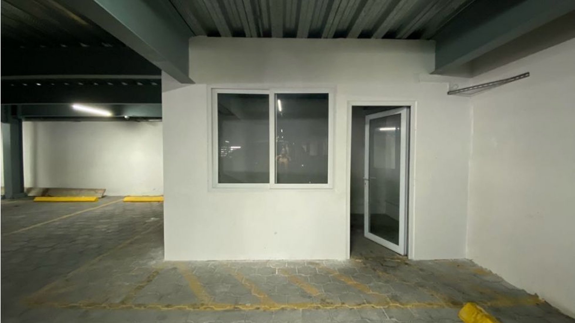 Edificio de oficinas con amplio parqueo en alquiler zona 9 - Miniatura 17