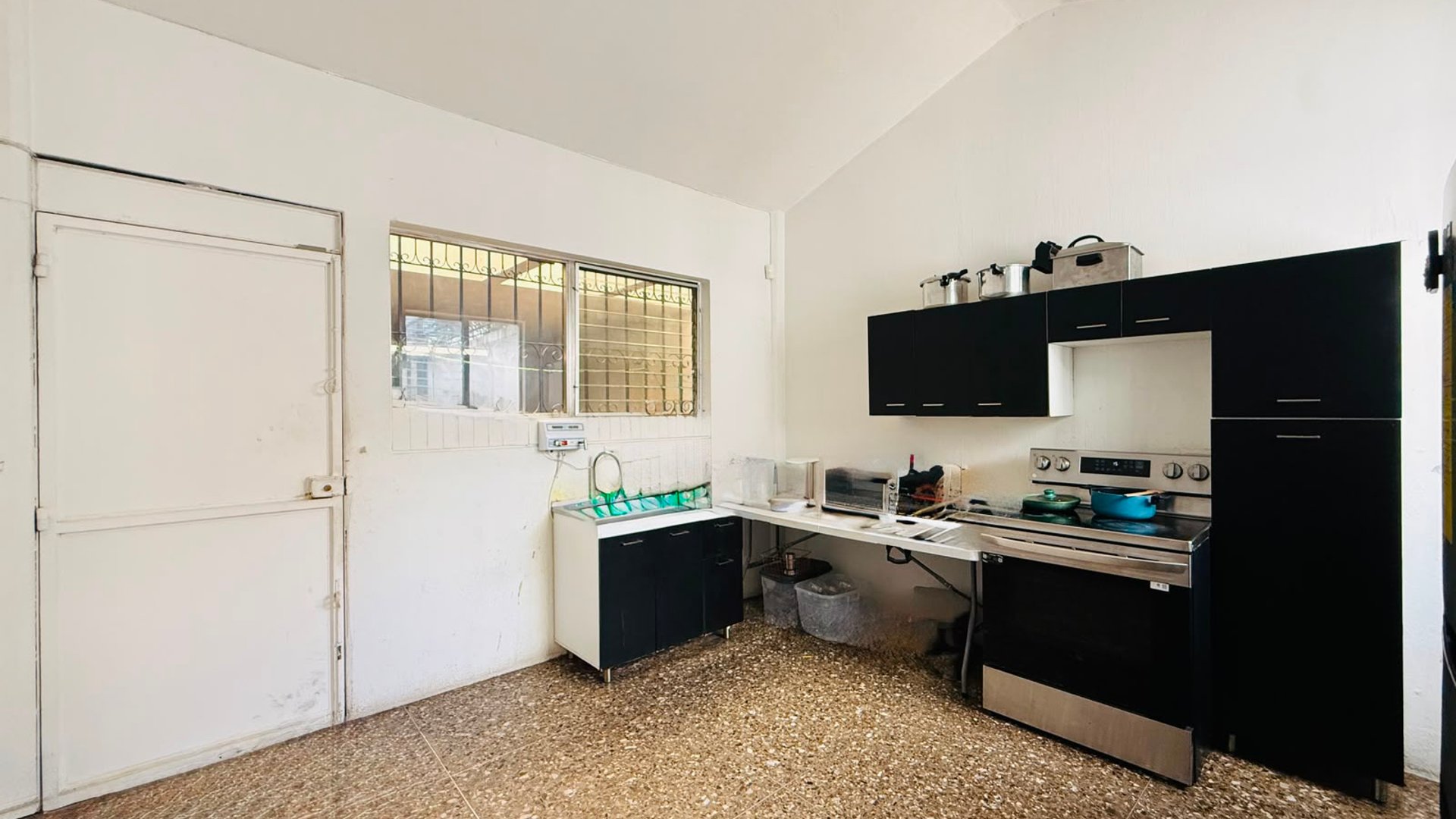 ALQUILER DE AMPLIA CASA IDEAL PARA COMERCIO U OFICINAS - ZONA 10 - Miniatura 18