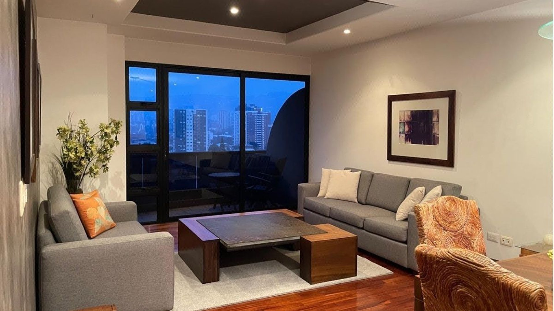 ALTOS DE SANTA CLARA / Apartamento Amueblado en zona 10