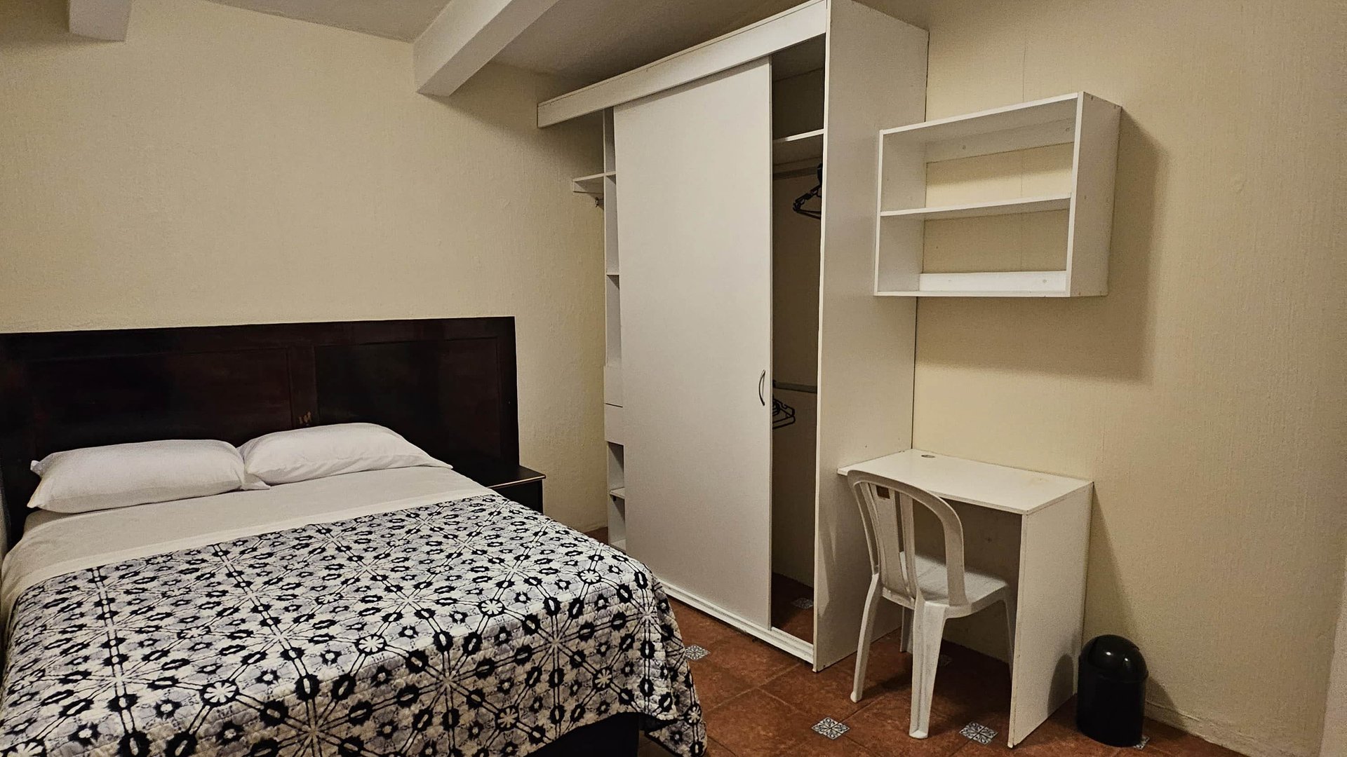 APARTAMENTO AMUEBLADO EN RENTA EN ZONA 9 - Miniatura 3