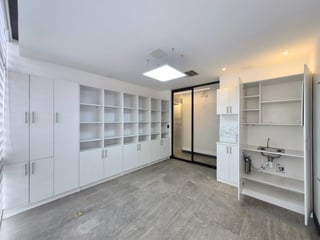 RENTA Oficina Zona 10 Renovati  - 4