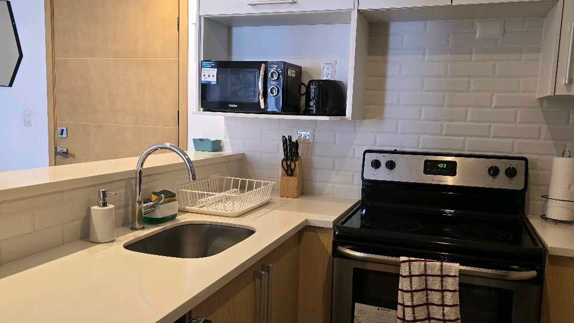 APARTAMENTO AMUEBLADO EN ALQUILER EN ZONA 10 - - Miniatura 10