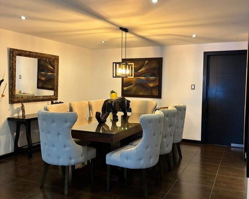 Casa en venta en Zona 14 — Fuera de garita