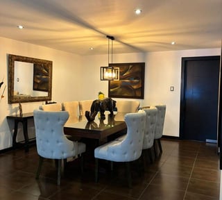 Casa en venta en Zona 14 — Fuera de garita