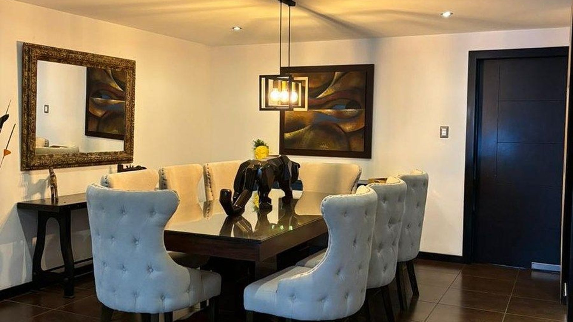 Casa en venta en Zona 14 — Fuera de garita