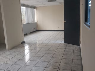 Oficina en Renta en Edificio Mini Zona 4 - Image 3