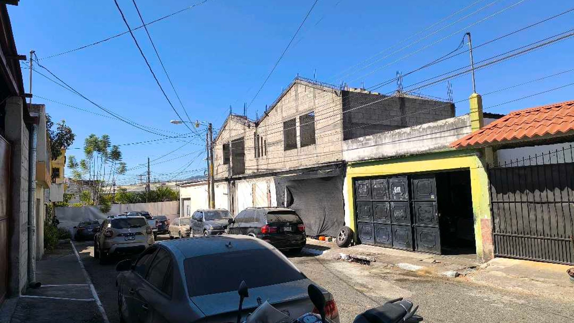 Vendo en Residenciales Catalina, Amplia propiedad con con 4 Locales - Miniatura 3