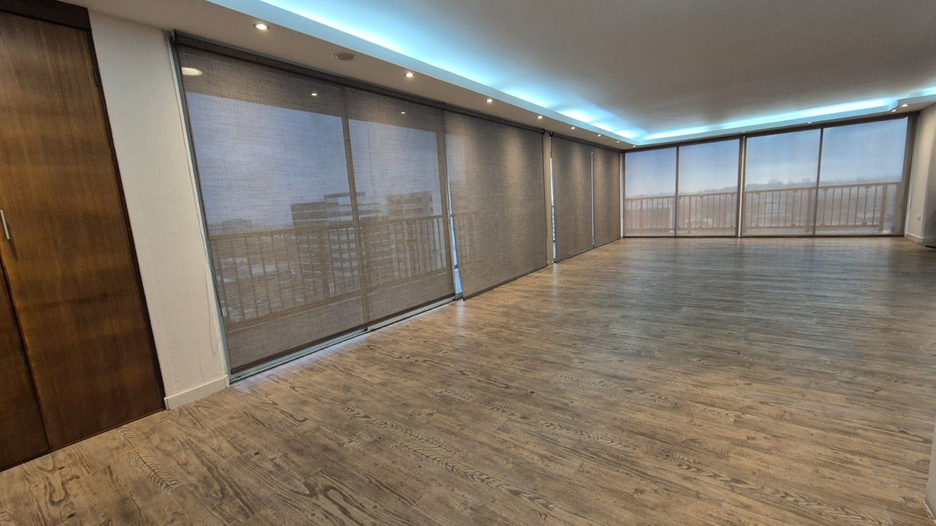 EN VENTA AMPLIO APARTAMENTO REMODELADO ZONA 10 - Image 1