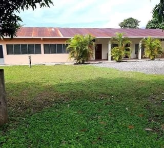 Hotel en Construcción en Venta en El Estor, Izabal – A 3 Cuadras del Lago de Iza