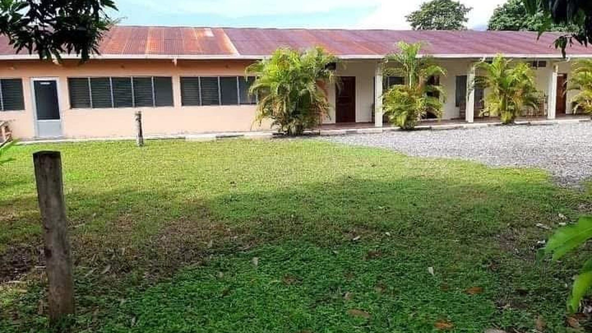 Hotel en Construcción en Venta en El Estor, Izabal – A 3 Cuadras del Lago de Iza