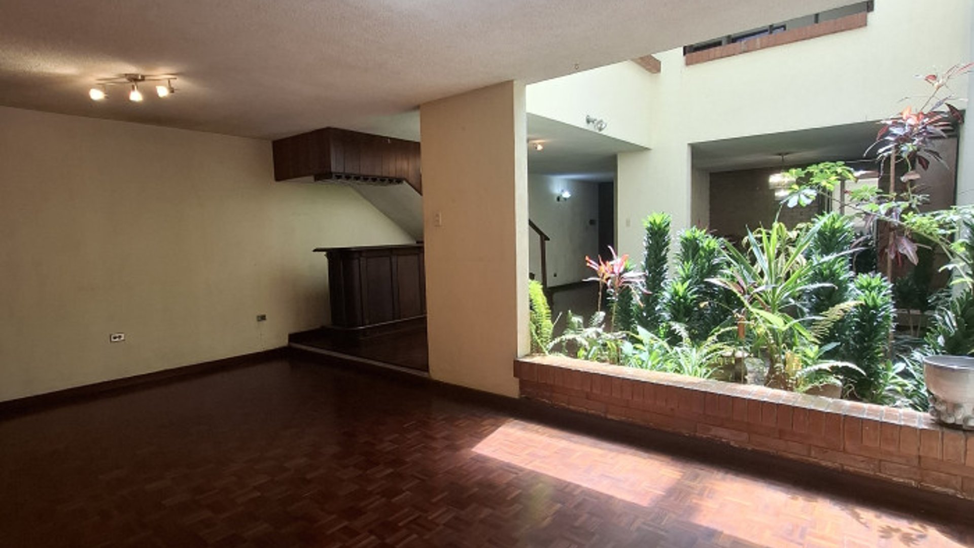 Casa en renta en zona 10 Bulevar Los Próceres - Miniatura 27