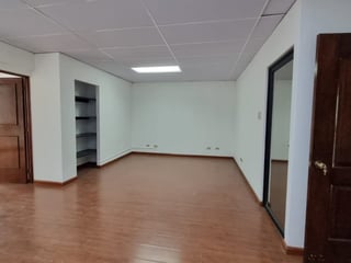 Oficina en Alquiler en la zona 10 Guatemala - Image 8