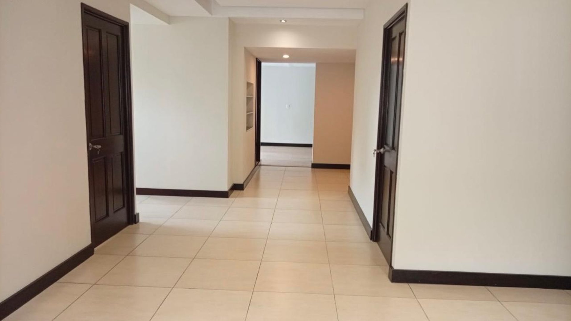 Alquiler de amplia oficina en Edificio de 5a. Avenida zona 14 