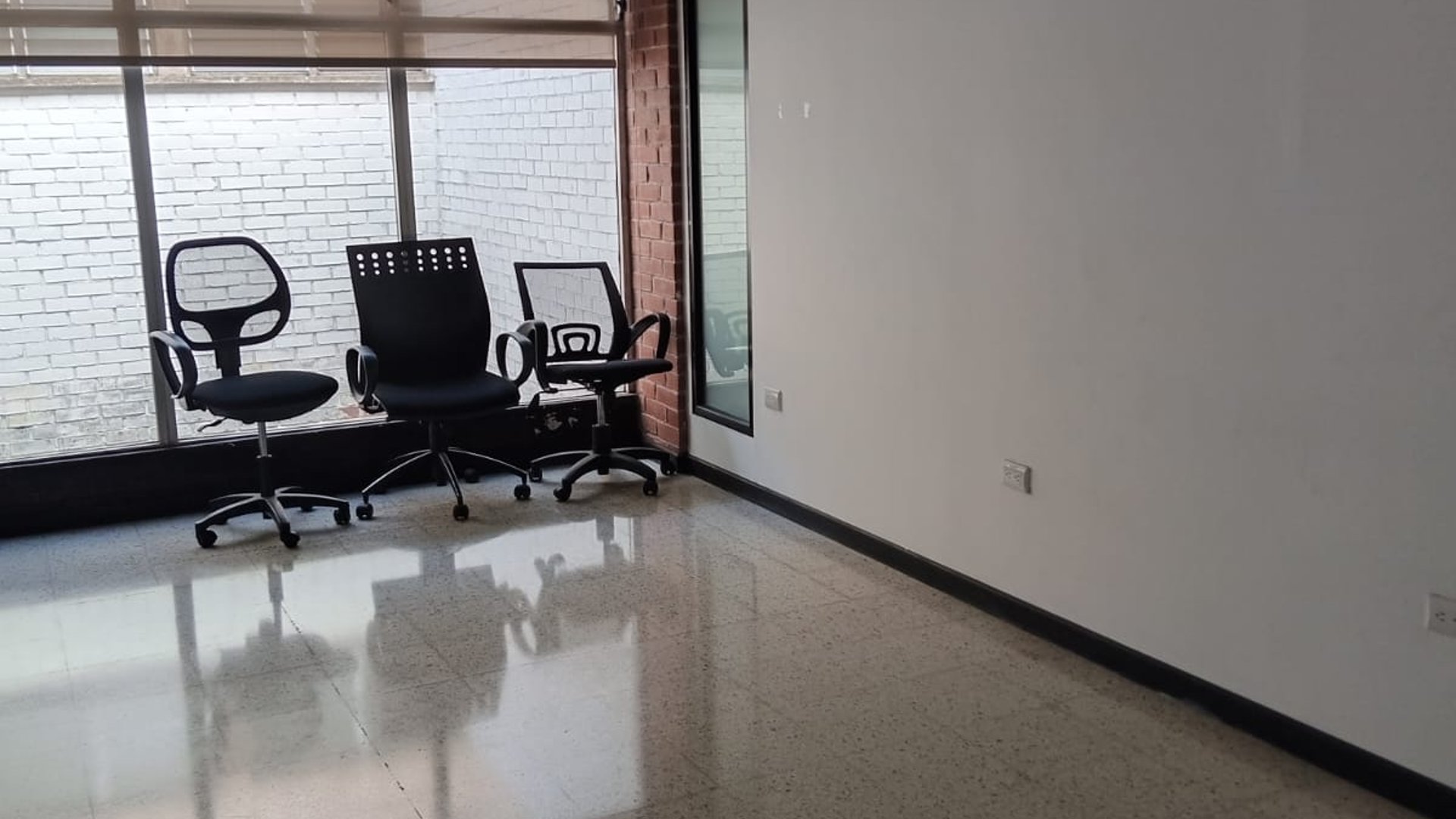 Oficinas en Renta en Edificio 74 zona 9 - Miniatura 7