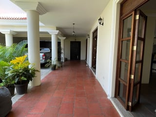 Casa grande en venta en Jutiapa sobre calle principal - 2