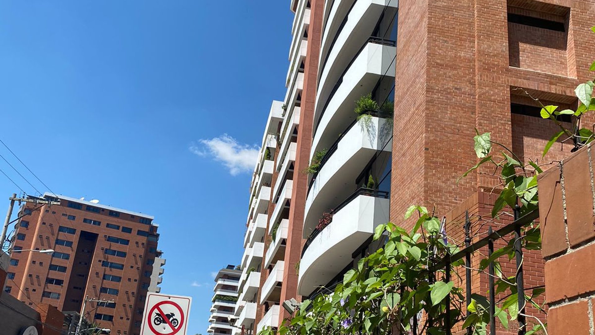 APARTAMENTO AMUEBLADO EN RENTA SAN IGNACIO ZONA 10 - Image 1