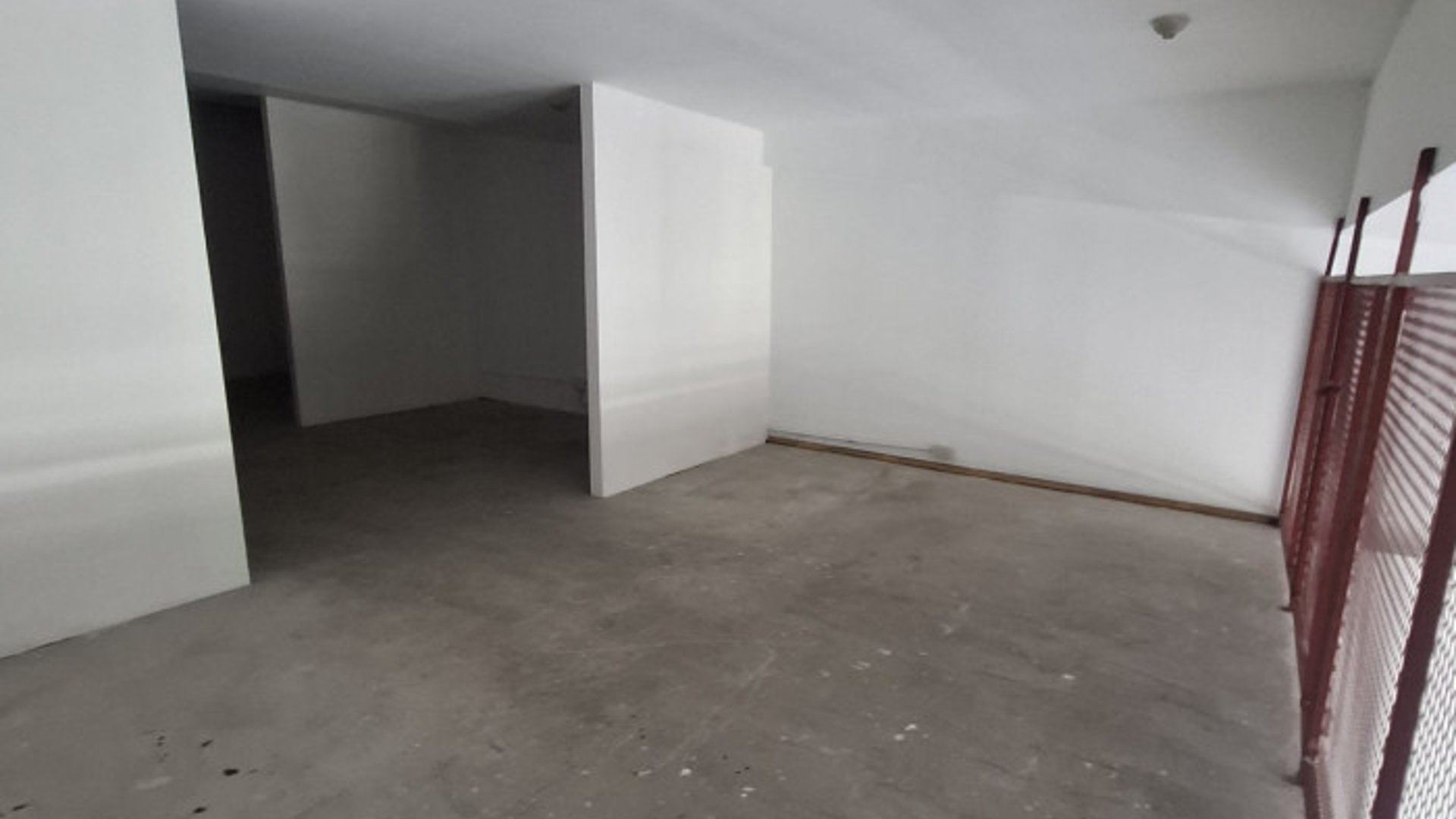 En renta local comercial en Zona 10 - Image 1