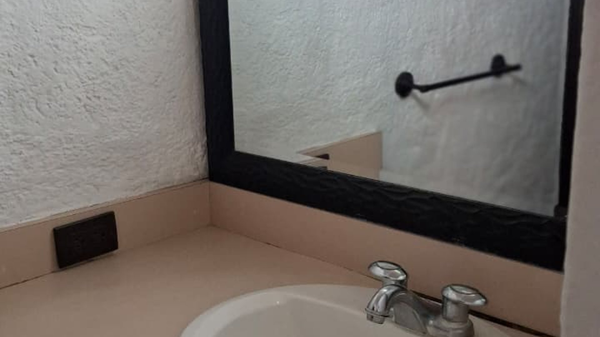 Apartamento semi-amueblado en Renta zona 10 - Miniatura 7