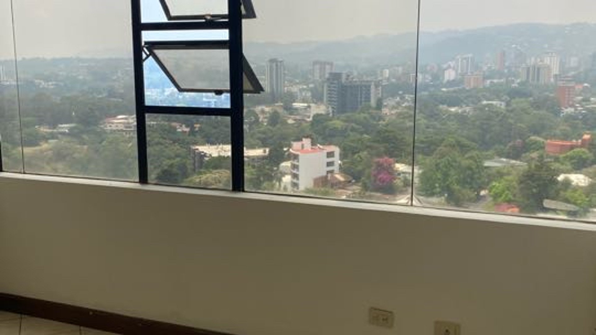 Apartamento en Venta en Edificio Milenia, dentro de Oakland, Zona 10 - Miniatura 4