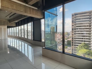 En venta o Renta Oficina de 500m2 en zona 10 Guatemala - 5