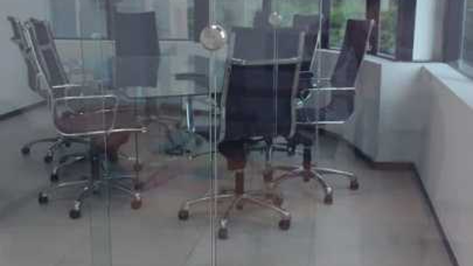 Vendo Oficina en Europlaza zona 14 - Miniatura 2