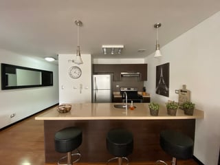 Apartamento en alquiler amueblado de 2 habs. Torre 14, zona 14 - 3