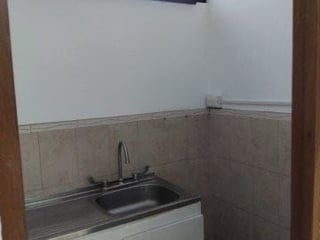 Renta amplia oficina en Edificio cerca Oakland Mall | Zona 10 (B) - 5