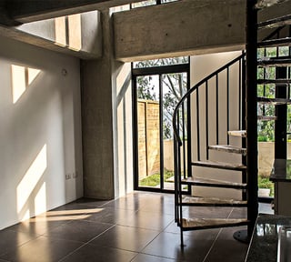 Alquilo / Vendo Moderno Apartamento tipo Loft en zona 10 con jardín