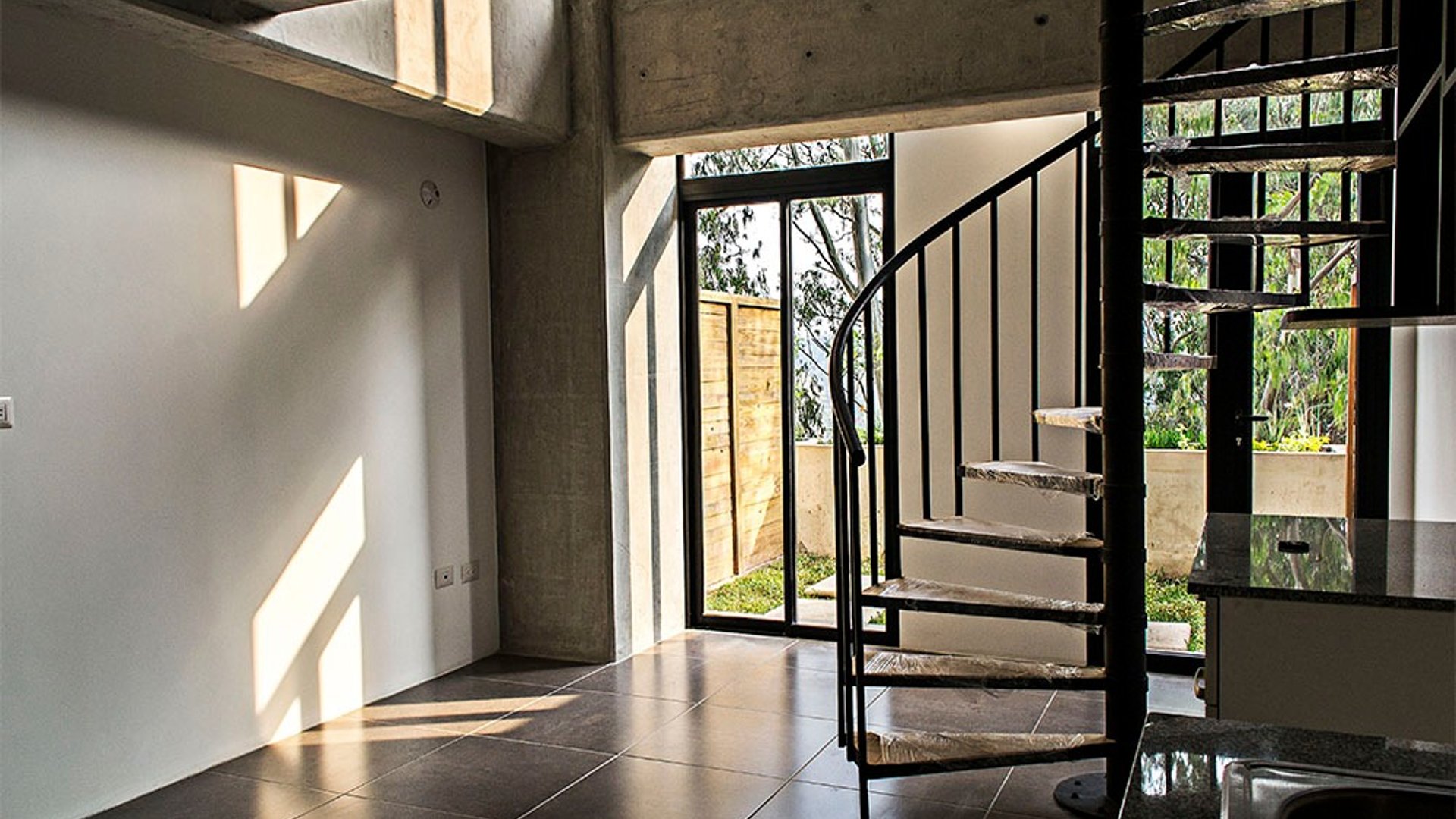 Alquilo / Vendo Moderno Apartamento tipo Loft en zona 10 con jardín