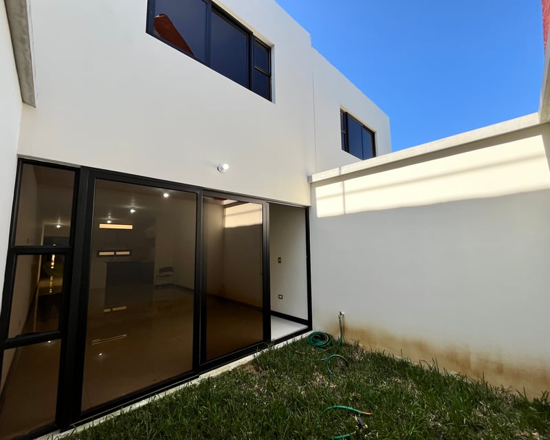 Casa nueva en venta de 3 habitaciones, Hacienda Real zona 16
